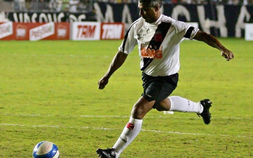 Romário anotou o milésimo ao converter pênalti contra o Sport