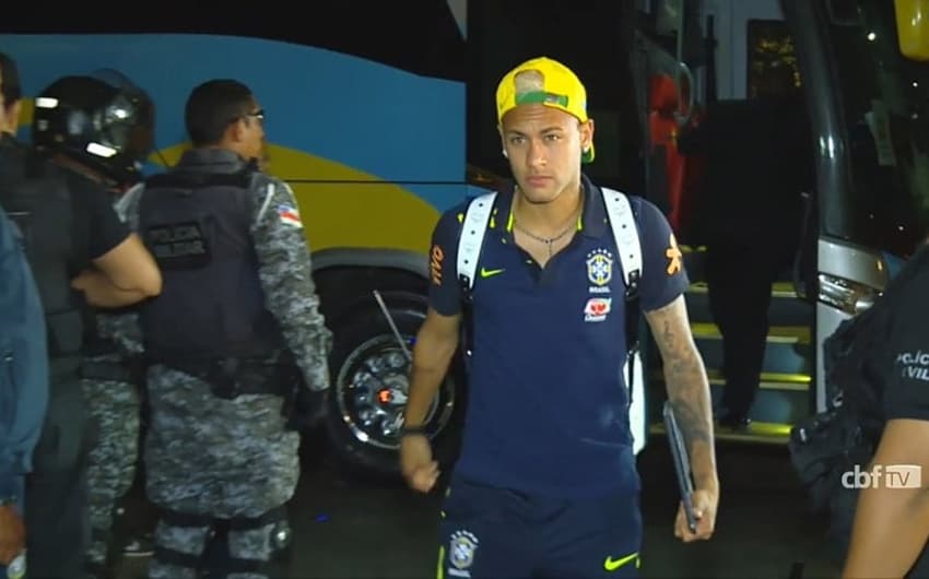 Seleção Brasileira é recebida com festa da torcida em Manaus