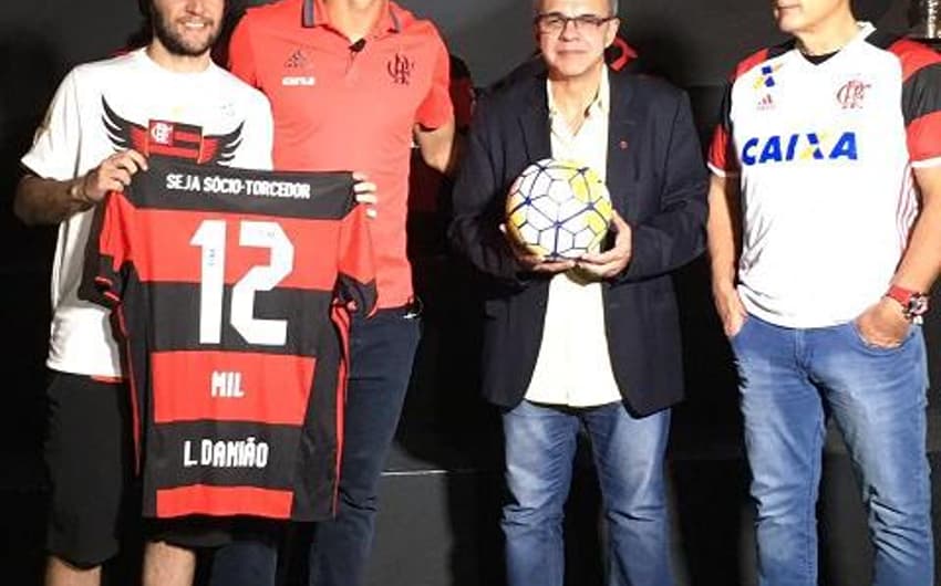 Damião entregou bola em evento que contou com Bandeira de Mello e ídolo Leandro (Divulgação)