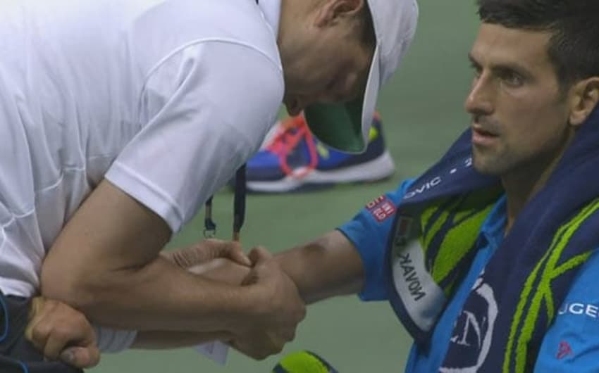 Novak Djokovic sente cotovelo