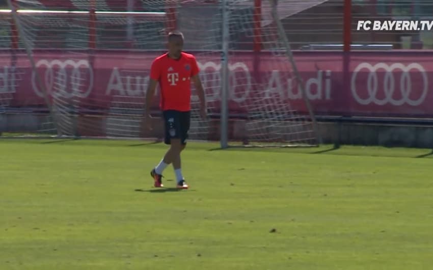 Ribery é destaque em treino do Bayern com golaço de voleio