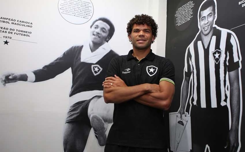 Camilo sabe que está no início, mas sonhar ser ídolo do Botafogo, como Paulo César Caju e Jairzinho
