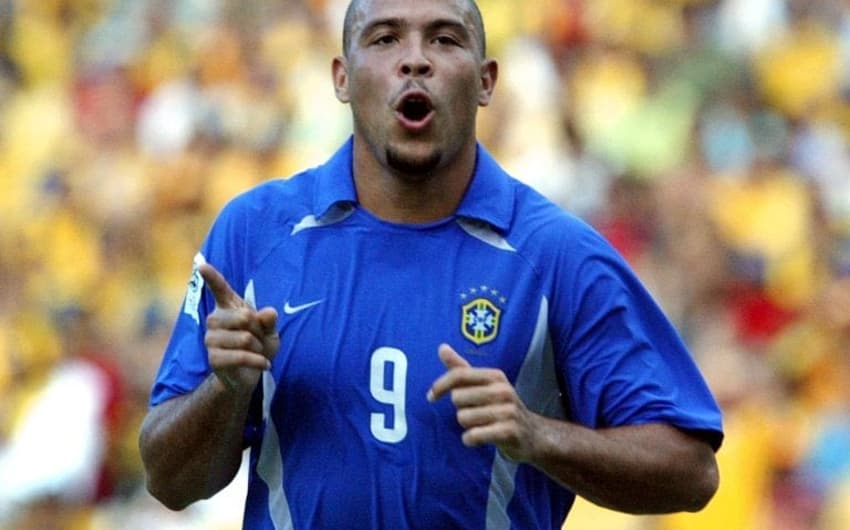 Com gol de Ronaldo, o Brasil venceu por 2 a 1 fora de casa pelas Eliminatórias da Copa, em 2003