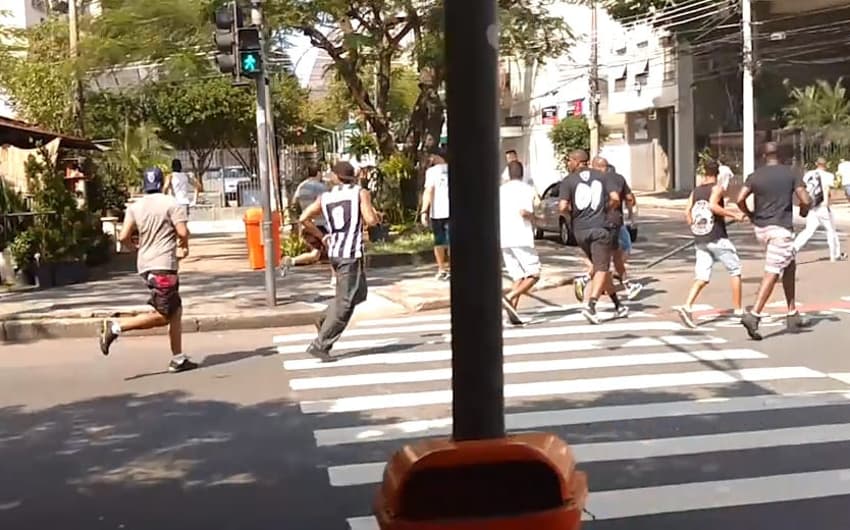 Torcedores de Botafogo e Fluminense entraram em confronto na Zona Sul (Foto: Reprodução/Esporte Interativo)