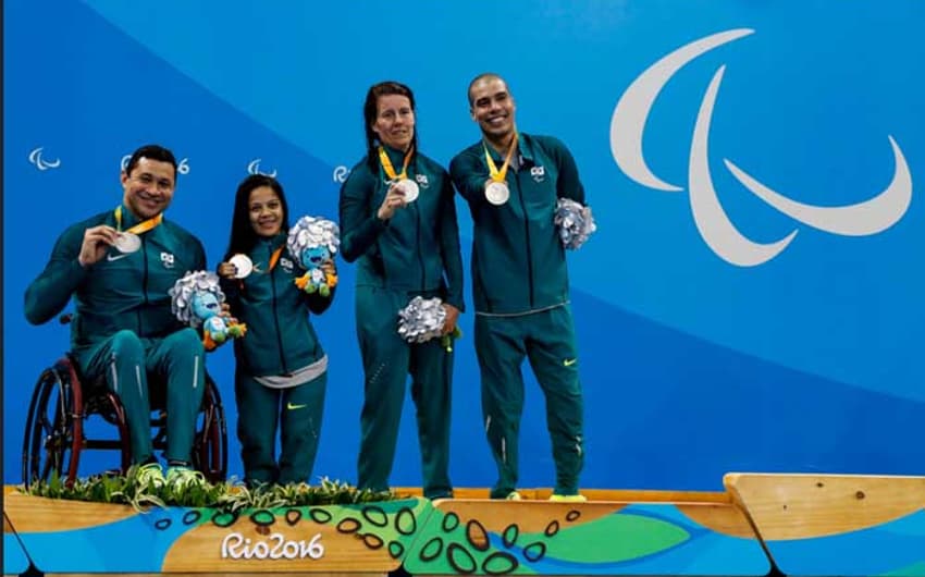 Dia 2 - Clodoaldo Silva, Joana Silva, Susana Schnarndorf e Daniel Dias levaram prata no revezamento 4x50m livre