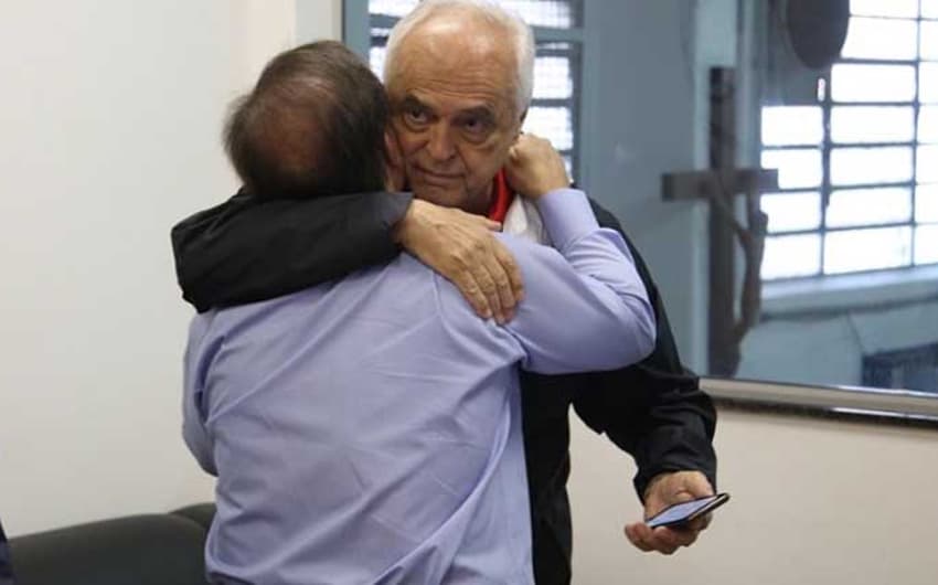 Marco Aurélio Cunha abraça o presidente Leco&nbsp;
