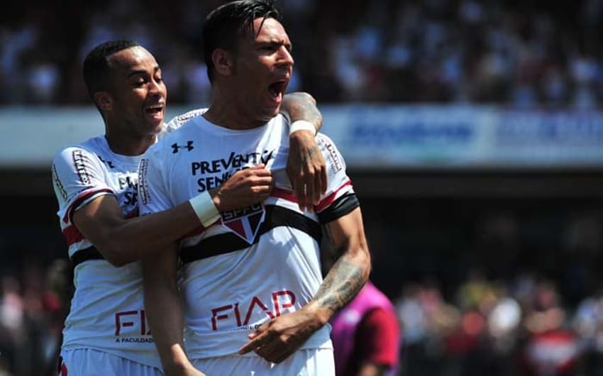São Paulo venceu Figueirense e Chavez fez um dos gols&nbsp;