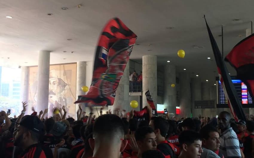 Imagens da festa de flamenguistas no aeroporto
