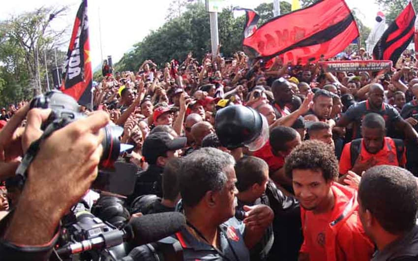 A torcida do Flamengo lotou o aeroporto do Rio de Janeiro para apoiar o time antes do jogo contra o Palmeiras