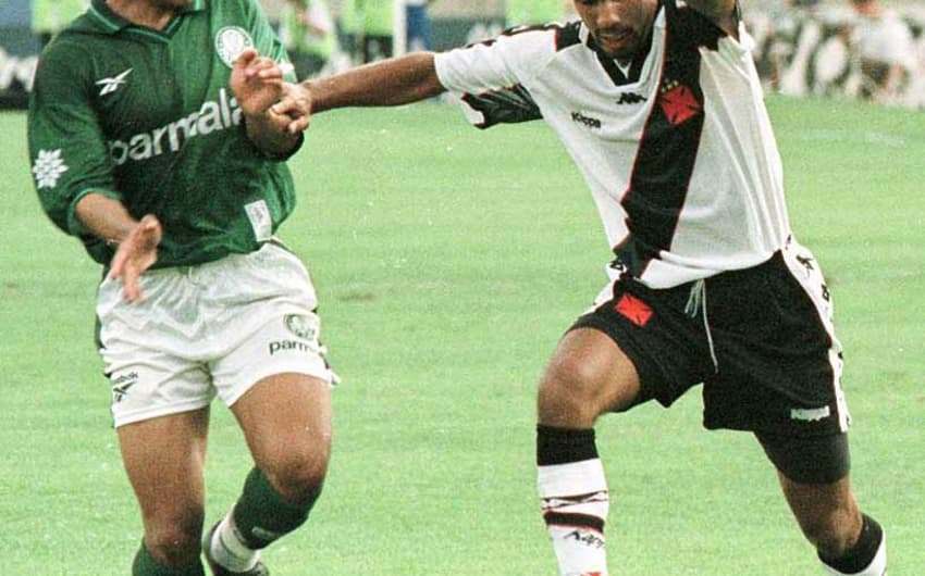 Após se destacar no Coritiba, o meia Alex foi contratado pelo Palmeiras em 1997