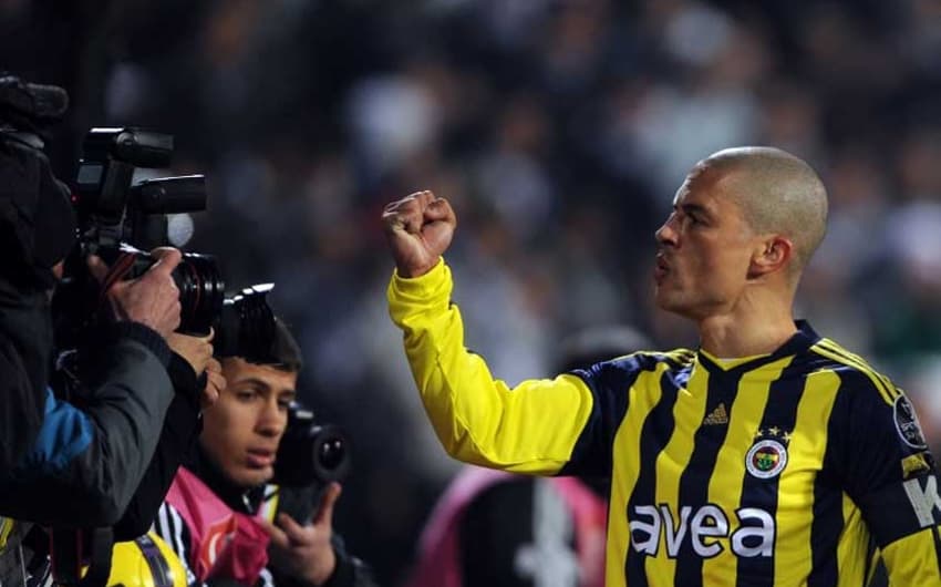 Pelo Fenerbahçe, o meia Alex conquistou seis títulos e marcou 185 gols