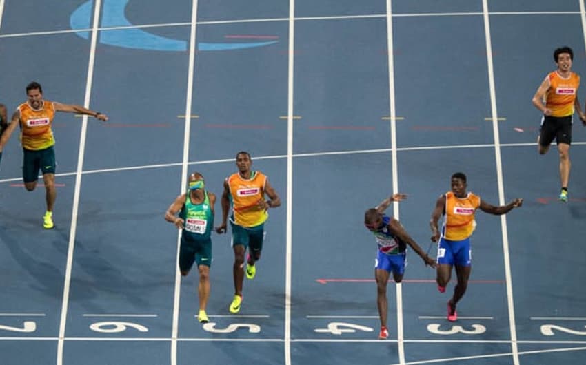 O momento em que Ananias Shikongo, da Namíbia, cruza linha de chegada nos 200m. Brasil teve pódio duplo&nbsp;