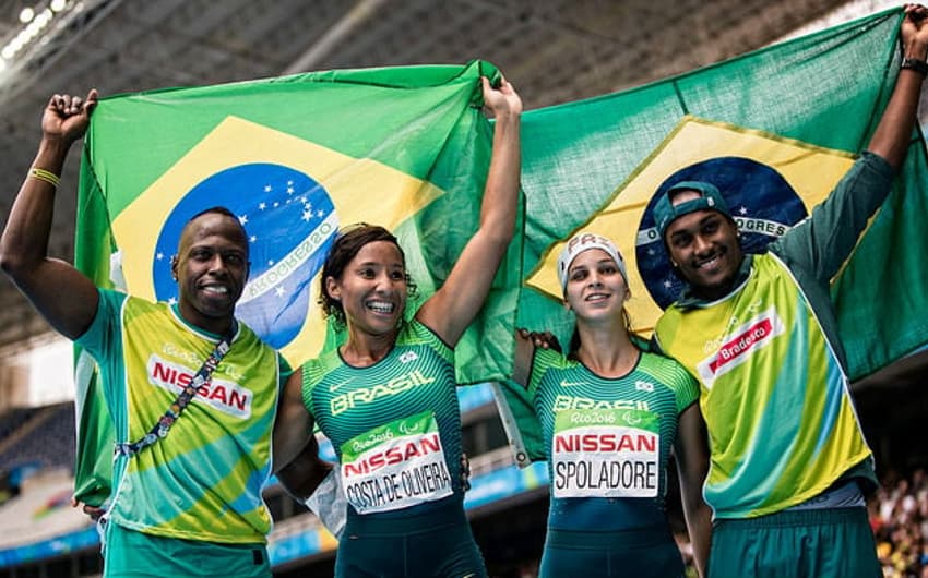 Silvânia Costa (esq.) e Lorena Spoladore conquistaram medalhas nos Jogos Paralímpicos do Rio de Janeiro