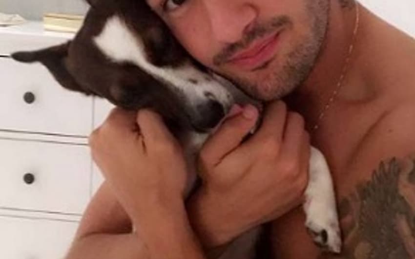Alexandre Pato posou de cueca para foto com cachorra