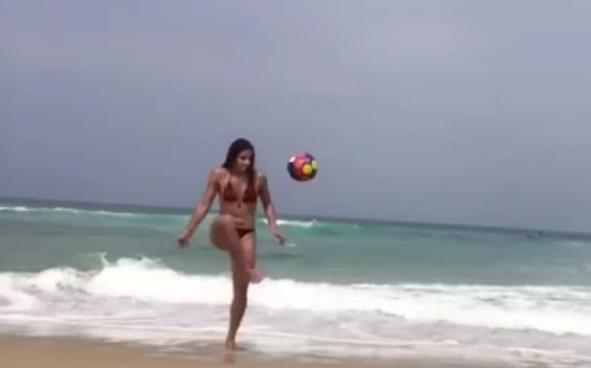 Ingrid Oliveira faz 'altinha' na praia