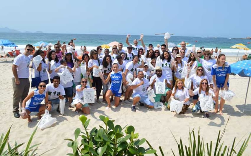Atletas do Rexona-Sesc participam de mutirão de limpeza das praias