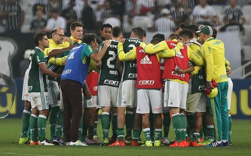 Jogadores e comissão técnica do Palmeiras se reúnem depois da vitória no Dérbi