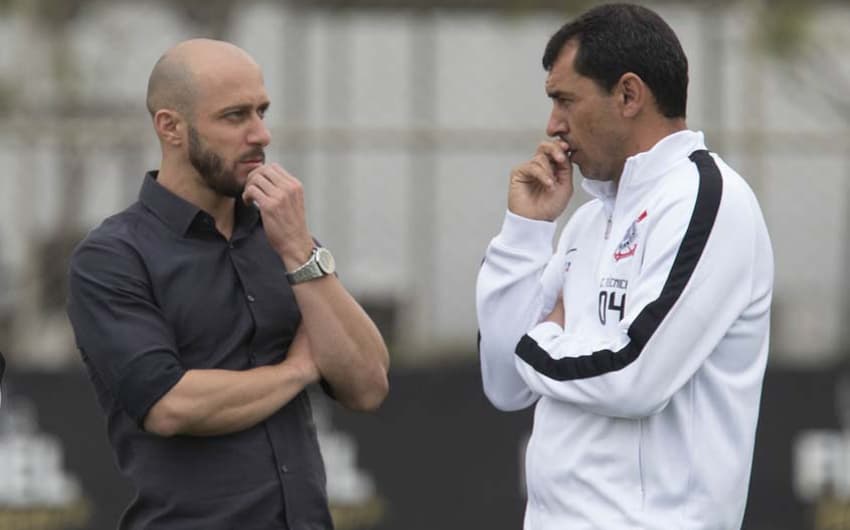 Alessandro Nunes e Fábio Carille conversam durante o treino&nbsp;