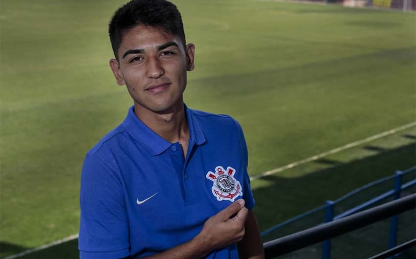 Fabricio Oya tem 17 anos e joga no Corinthians