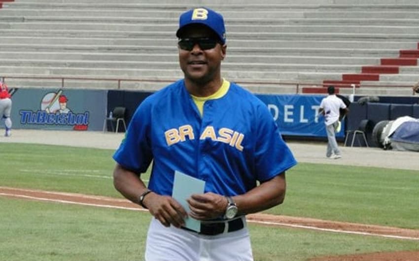 O americano Barry Larkin, eleito para o Hall da Fama do beisebol em 2012, é o treinador do Brasil (Foto: Reprodução)