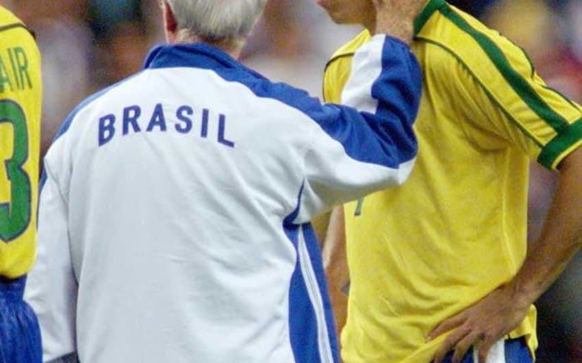 Copa de 1998: Ronaldo Fenômeno sofre uma convulsão na véspera da final. Joga mesmo assim e Brasil perde para a França por 3 a 0