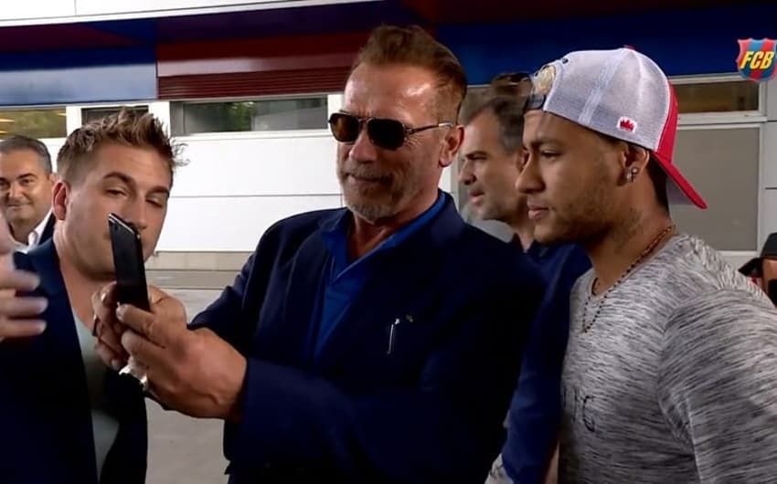 Encontro de astros: Schwarzenegger visita o Barcelona e tira selfie com Neymar