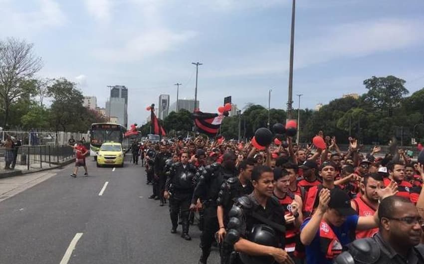 Protesto da torcida do Flamengo pelo Maracanã