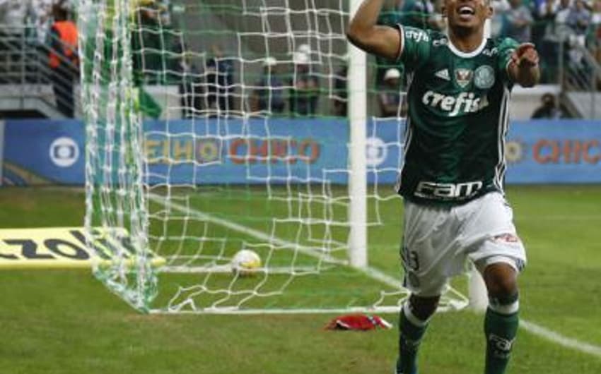 O Palmeiras goleou o Atlético PR para terminar a 1ª rodada na liderança