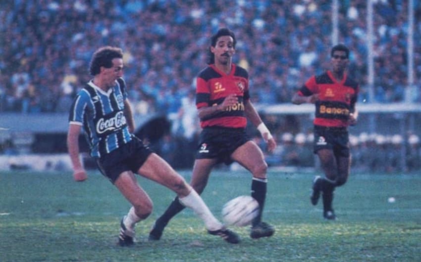 1989 - Na primeira edição da Copa do Brasil, Cuca conduziu o Grêmio a conquistar o caneco. Fez gol do título contra o Sport