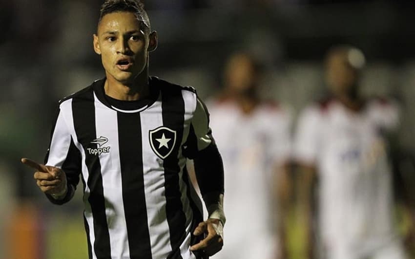 Neilton, do Botafogo, recebeu a nota 7,5 da equipe do LANCE!