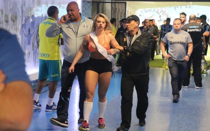 Danny Morais foi retirada por seguranças do Grêmio após invadir o campo&nbsp;
