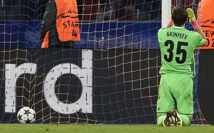 O goleiro Igor Akinfeev lamenta o gol sofrido na derrota do CSKA para o Tottenham