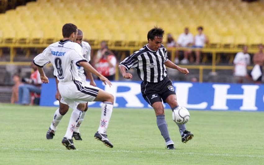 O Botafogo goleou o Corinthians (6 a 1), no Maracanã, valendo pela Fase Turno do Torneio Rio-São Paulo de 1999