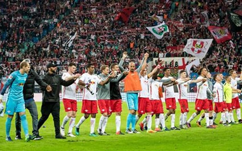 Jogadores do Leipzig comemoram diante da torcida