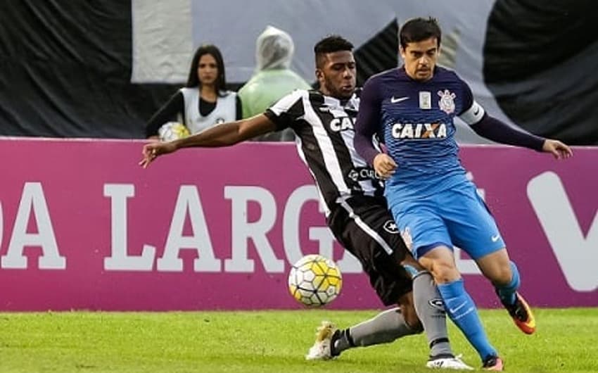 Fagner em ação contra o Botafogo