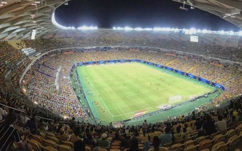 CBF levou multa da Fifa pelos gritos de "bicha" dos brasileiros em Manaus, no duelo contra a Colômbia