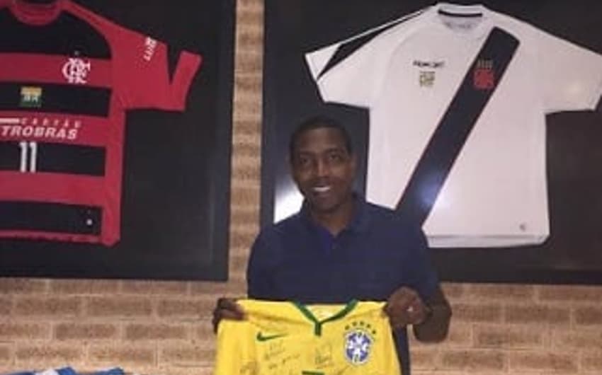Renato Abreu amplia coleção de camisas de futebol em sua Pizzaria