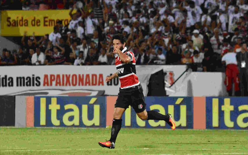 O atacante Arthur, do Santa Cruz, saiu do banco e marcou bonito gol em derrota por 3 a 2 contra o Palmeiras