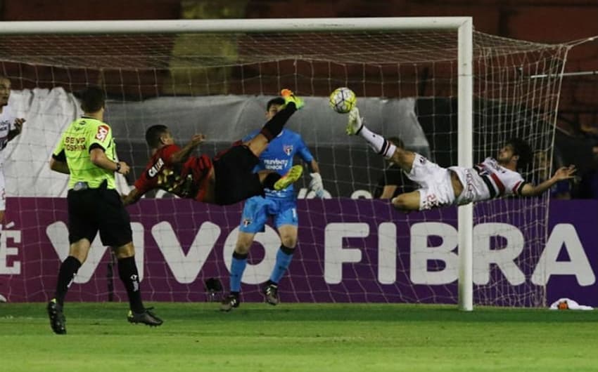 Hudson disputa e perde disputa pelo alto no golaço de Diego Souza