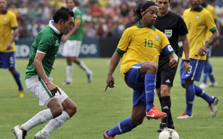 Ronaldinho esteve no último jogo em 2013. Goleada de 4 a 0 em La Paz em amistoso pela morte do menino Kevin
