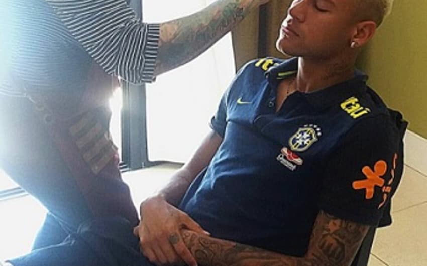 Neymar ajeita o&nbsp;visual antes do jogo da Seleção
