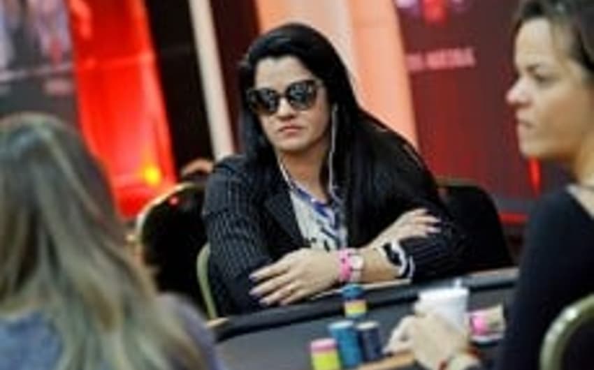 Esposa de jogador, Flavia aprendeu o pôquer e já colhe bons resultados no BSOP