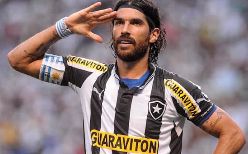 Com Copa do Mundo no currículo e passagem marcante no Botafogo, Loco Abreu volta ao Rio para defender o Bangu