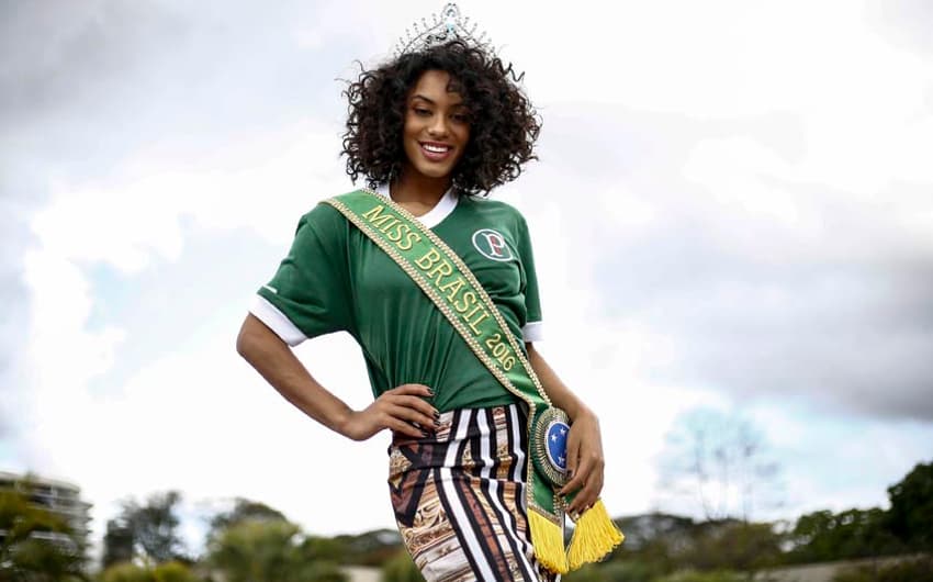 Raissa Santana posa para o LANCE! com a faixa de Miss Brasil e camisa do Verdão