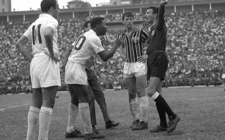 São Paulo 4x1 Santos - Jogo do cai-cai, dos 54 minutos, em que Pelé e Cia, saíram do campo antes do término  - 15/8/1963 - Paulista no Pacaembu
