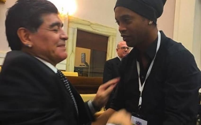 Ronaldinho encontra Maradona, em Vaticano.