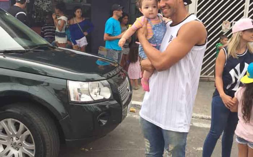 Goleiro Renan Ribeiro , do São Paulo, em visita a favela