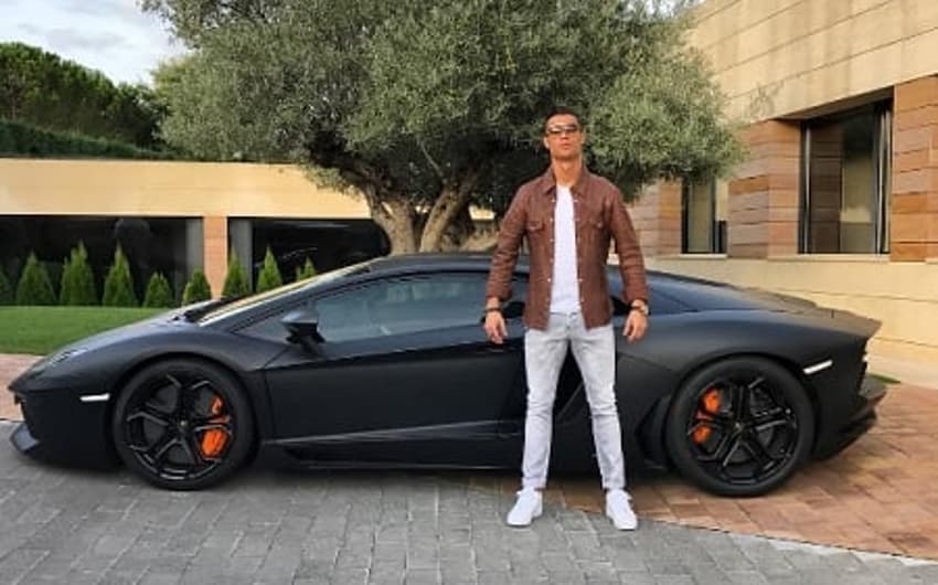 Cristiano Ronaldo tira onda com Lamborghini