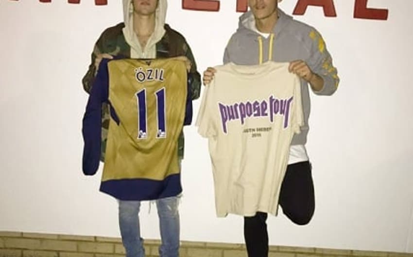 Mesut Özil e Justin Bieber trocaram camisas