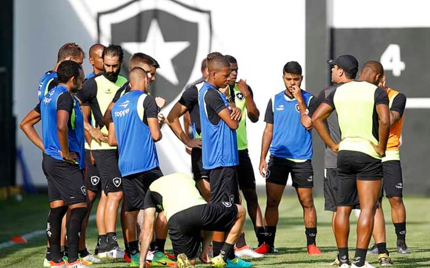 Treino no Botafogo, em General Severiano - Jogadores reunidos